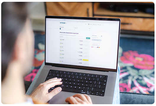 Man kijkt op laptop naar zijn winkelmandje op Versio website