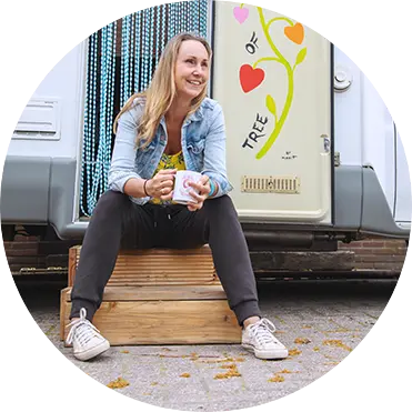 Linda de Pagter zit voor haar camper